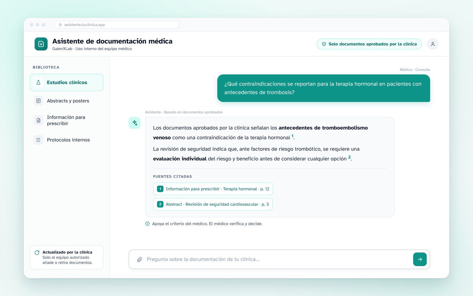 Vista del asistente: una pregunta del médico, la respuesta y el documento de la clínica citado como fuente