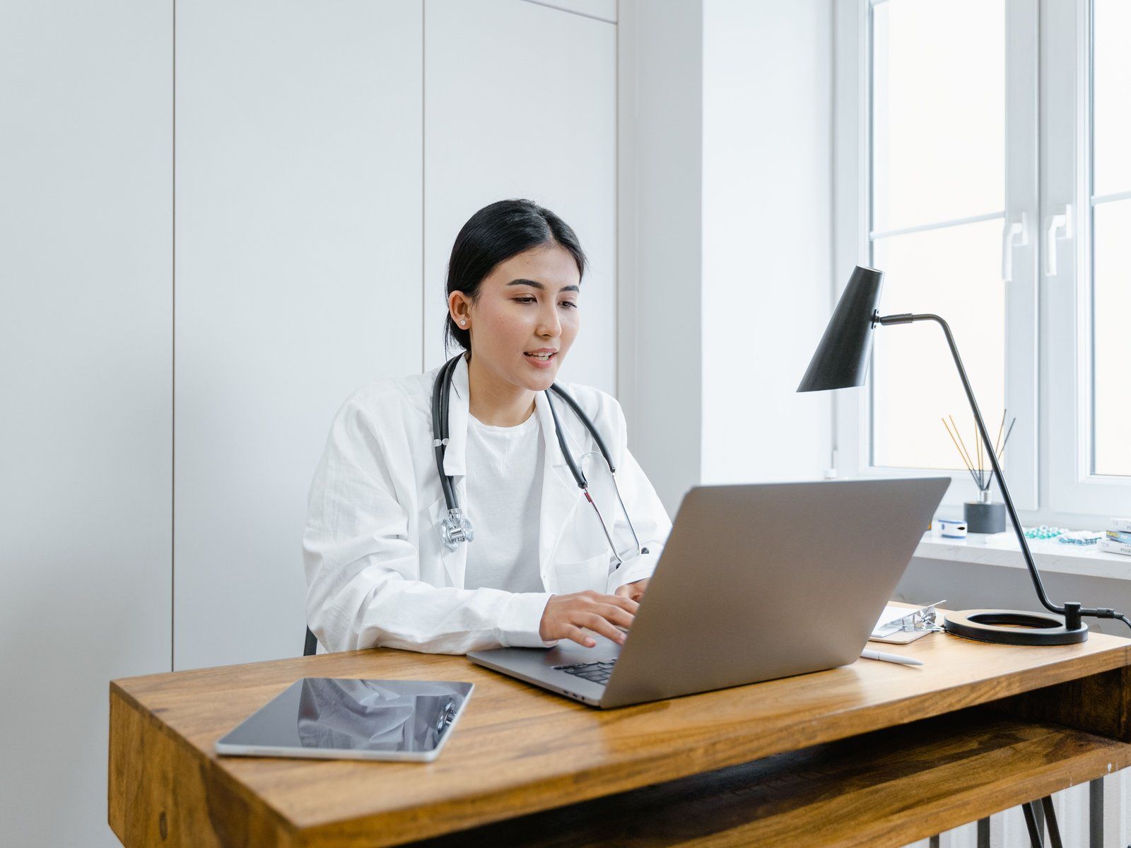 Médico usa un asistente de IA para médicos que consulta la documentación de su clínica